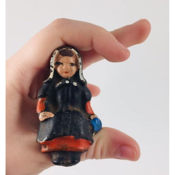 Vintage Cast Iron Amish Girl Sitting Figurine - Picture 1 of 3
